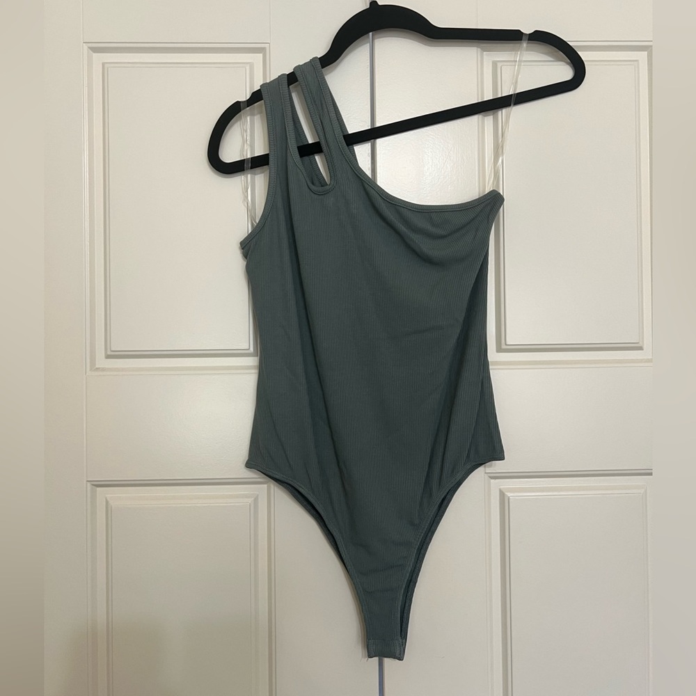 NWT Cloud Ten Sage Green One-Shoulder Bodysuit Tank Top